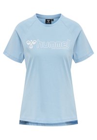 Jasnoniebieska koszulka z krótkim rękawem wykonana z bawełny, z okrągłym dekoltem. Na przodzie znajduje się nadrukowane białe logo i tekst.