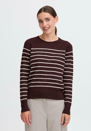 Bordeaux genser med kremfargede horisontale striper, rund hals, lange ermer og ribbestrikket kant. Mykt materiale, figurnær fasong, minimalistisk design.