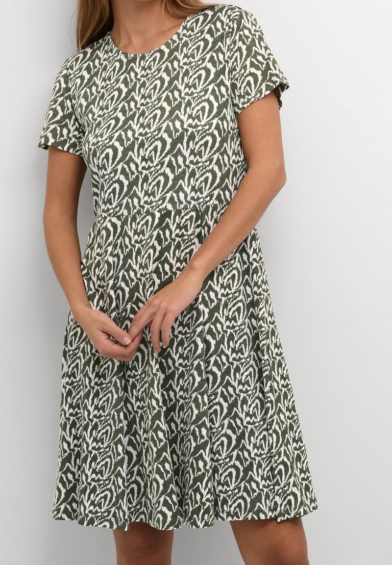 Sukienka z krótkim rękawem w zielono-białym kolorze z kwiatowym wzorem, z okrągłym dekoltem, luźnym krojem i zwiewnym dołem.