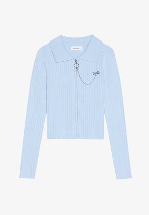 Hele sinine ribaga kaunistatud kardigan pikkade varrukatega, kraedetailiga kaelus, esine tõmblukk ja dekoratiivne hõbedane kett koos paelaga.