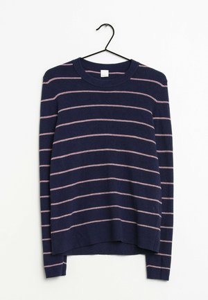 Marineblauer Strickpullover mit horizontalen pinkfarbenen Streifen, rundem Ausschnitt, langen Ärmeln und einem leicht verlängerten hinteren Saum. Hängt an einem schwarzen Haken.