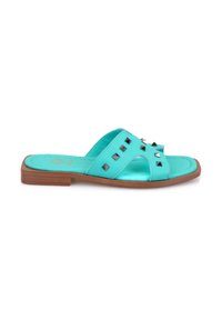 Turquoise glijzandalen met platte zool, voorzien van studs, brede banden en een gladde afwerking. De zool is bruin en licht gestructureerd.
