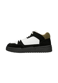 Zwart-witte sneakers met een gestructureerde synthetische bovenkant, suède accenten, ronde veters en een zwarte rubberen zool. Olijfgroene hiel detail.