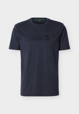 Granatowy t-shirt z krótkim rękawem i okrągłym dekoltem z teksturowanym logo "BOSS" na środku klatki piersiowej.