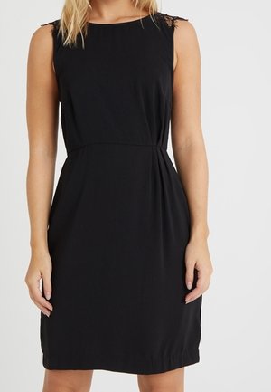 Czarna sukienka bez rękawów do kolan z koronkowymi detalami na ramionach, dopasowaną talią i lekko marszczonym dołem.