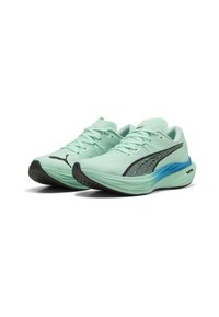 Helle mintgrüne Sportschuhe mit schwarzen Akzenten und einer strukturierten Mesh-Oberfläche. Mit einer gebogenen Sohle und einem blauen Bereich an der Ferse.