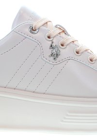 Vita syntetisk sneaker med rosa snören, silverfärgad hårdvara och en liten logotypdetalj. Har paneldetaljer och en strukturerad vit sula.