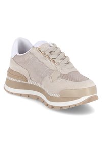 Baskets beiges avec une tige en mesh, des accents en daim, une semelle intermédiaire texturée et une semelle en caoutchouc avec une bande blanche contrastante.