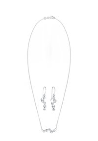 Zilverkleurige ketting en bijpassende oorbellen met heldere kristalaccenten. De ketting heeft een delicate ketting met een rij van vijf kristallen.