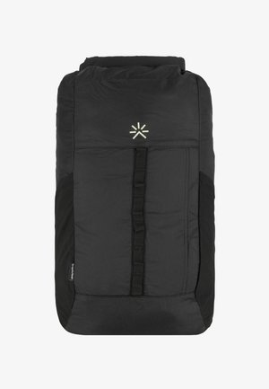 Zaino imbottito nero con chiusura a rotolo, dotato di una fascia in rete sul davanti e un logo al centro, realizzato in materiale resistente.