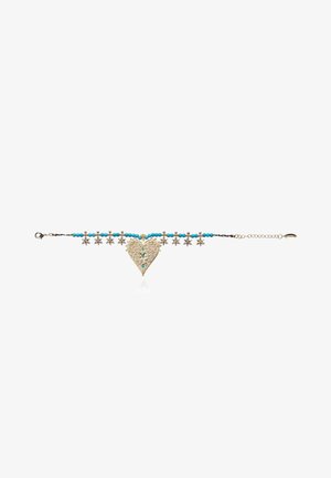 Pendentif en forme de cœur doré avec un design ajouré, orné de perles turquoise et d'accents en forme d'étoile sur une chaîne perlée.