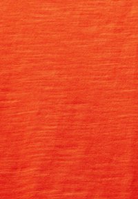 Tissu orange vif avec une texture légèrement irrégulière et un motif en tricot fin.