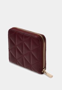 Portafoglio in pelle trapuntata color bordeaux con cerniera e dettagli in oro, caratterizzato da un motivo a rombi e una forma quadrata compatta.