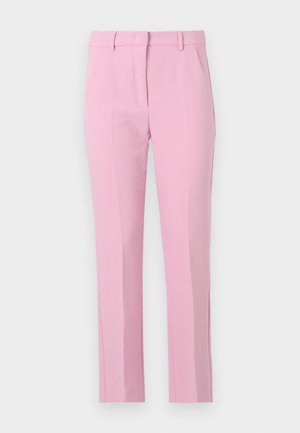 Pantalones de tejido liso en color rosa, con una cintura de altura media, dos pliegues frontales y corte recto. Sin bolsillos visibles.