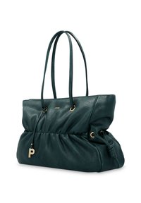 Tote bag en cuir vert foncé avec une texture froncée, des accents en métal doré, et deux longues poignées. Présente un charm décoratif en forme de 'P'.