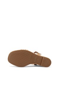 Sandalo marrone con suola in gomma testurizzata, design open-toe e cinturino regolabile. Presenta una suola pattern per grip e stabilità.