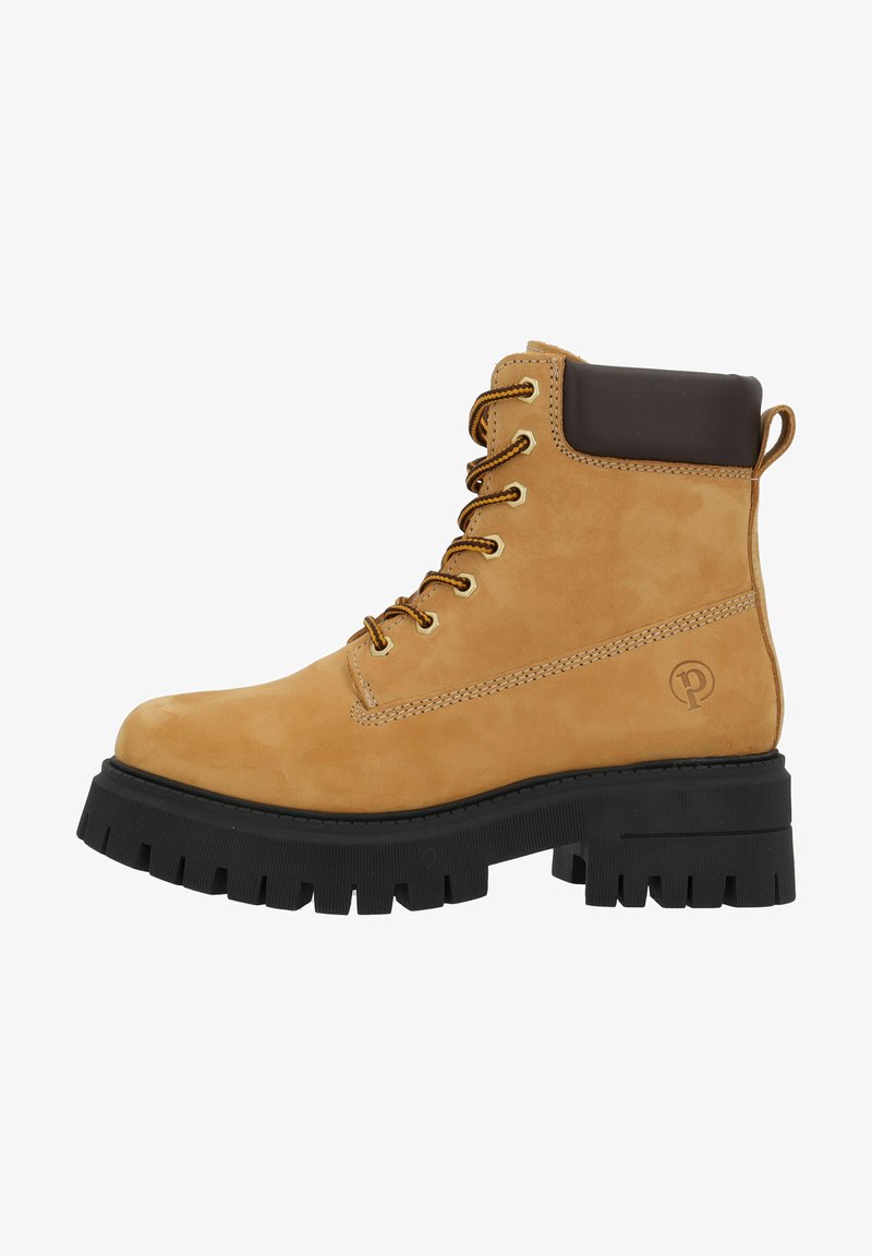 Stivale alla caviglia in suede marrone con suola in gomma nera, punta tonda, occhielli dorati e colletto imbottito marrone. Presenta il logo in rilievo sul lato.