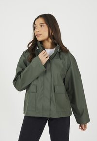 Giacca impermeabile verde con colletto alto, chiusura con zip, due tasche frontali e vestibilità comoda. Tessuto liscio e materiale resistente.