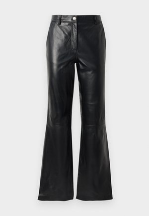 Pantalons en faux cuir noir avec taille haute, fermeture à boutons, passants de ceinture et jambes évasées sur fond blanc.