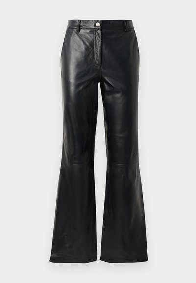 Pantaloni din piele ecologică negri, cu talie înaltă, închidere cu nasture, curea și pantaloni evazați, pe fundal alb.