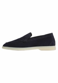 Mornarice plave slip-on cipele izrađene od mekanog nubuka, s glatkom gornjom površinom, svijetlom gumenom potplatom i minimalnim šavovima.
