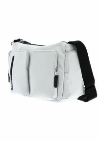 Borsa a tracolla grigio chiaro in morbido materiale, con tre tasche con cerniera e una tracolla nera regolabile per un trasporto sicuro.