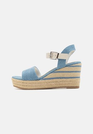 Sandale compensée avec une tige en denim bleu, bout ouvert, bride de cheville réglable, semelle intermédiaire en jute et semelle beige texturée.
