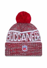 Bonnet tricoté en rouge, gris et blanc ; présente le texte « BUCCANEERS », un pompon rouge sur le dessus et un patch NFL à l'avant.