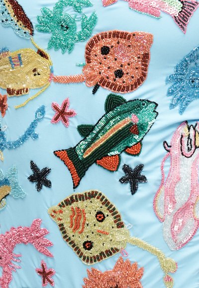 Χρωματιστά ψάρια, αχινοί, αστερίες και κοράλλια διακοσμημένα με χάντρες και παγιέτες σε ανοιχτό γαλάζιο ύφασμα που σχηματίζουν μια υποβρύχια σκηνή.