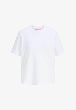 Prosty biały t-shirt z krótkim rękawem, okrągłym dekoltem, prostym dołem i luźnym krojem na białym tle.