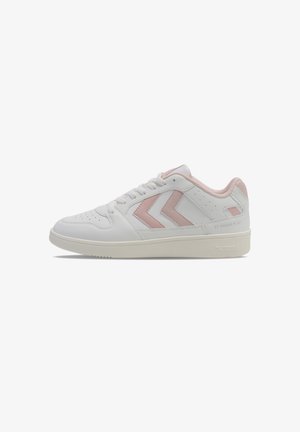 Witte sneaker met roze accenten, gemaakt van synthetisch leer. Heeft perforaties, een verhoogd logo en een vlakke zool.