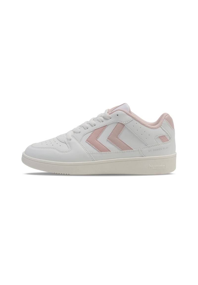 Witte sneaker met roze accenten, gemaakt van synthetisch leer. Heeft perforaties, een verhoogd logo en een vlakke zool.