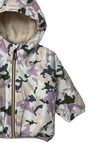 Giacca camouflage con una morbida fodera in pile, caratterizzata da tonalità di rosa, verde e beige. Include un cappuccio e una zip multicolore.