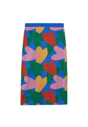 Falda hasta la rodilla con atrevidos patrones multicolores de corazones y hojas sobre un fondo de color rojo, rosa, verde, amarillo y azul.