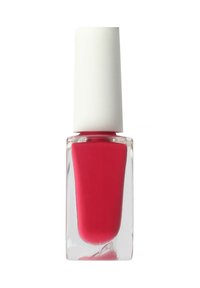 Smalto per unghie rosso in una bottiglia quadrata di vetro trasparente con un tappo bianco. La bottiglia ha una superficie liscia e una forma dritta.