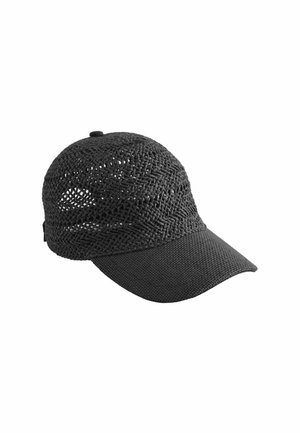 Casquette de baseball noire tissée avec une visière incurvée solide et une couronne en mesh ventilé sur fond blanc.