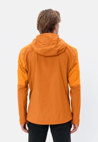 Giacca arancione con cappuccio, caratterizzata da una manica a contrasto in una tonalità più scura. Realizzata in materiale leggero e liscio. Vista posteriore mostrata.