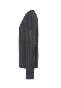 Szary sweter z dzianiny w splot kablowy, z okrągłym dekoltem, ściągaczami na mankietach i małą czarną metką na lewym ramieniu. Teksturowana tkanina z widocznym przeszyciem.