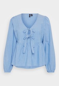 Ljusblå blus med vertikala vita ränder, djup V-ringning, puffiga långa ärmar och detalj med knytning framme i midjan.