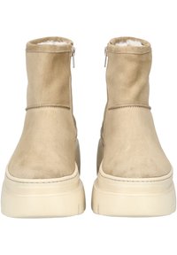 Beige semskede ankelstøvler med lav platåsåle, som har glidelås og et mykt innerfôr for komfort.
