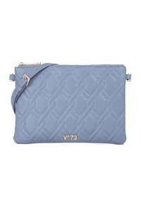 Clutch de cuero azul claro con patrón de diamantes acolchados y herrajes en tono dorado, que cuenta con cierre de cremallera y correa desmontable.