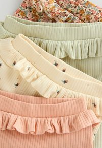 Set van vier geribbelde stoffen shorts in pastelkleuren: roze, groen, crème en met bloemenpatronen. Elke short heeft een geplooide tailleband en subtiele printdetails.