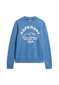 Sudadera azul de tela suave, con texto blanco: "SUPERDRY" y "PARQUE NACIONAL DE ROCKY MOUNTAIN EE.UU." junto a gráficos de montañas. Cuello redondo clásico.