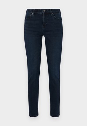 Jean en denim à lavage foncé avec coupe slim, présentant un design à cinq poches, un bouton de fermeture et des détails de surpiqûres subtils. Texture lisse sur l'ensemble.