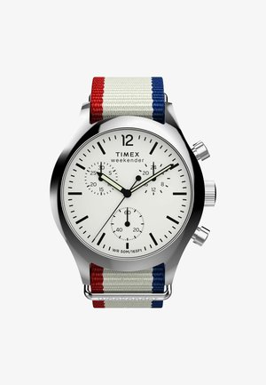 Timex Weekender Uhr mit weißem Zifferblatt, silbernem Edelstahlgehäuse und mehrfarbigem (rot, weiß, blau) Nylonband. Verfügt über Chronographen-Subdials.