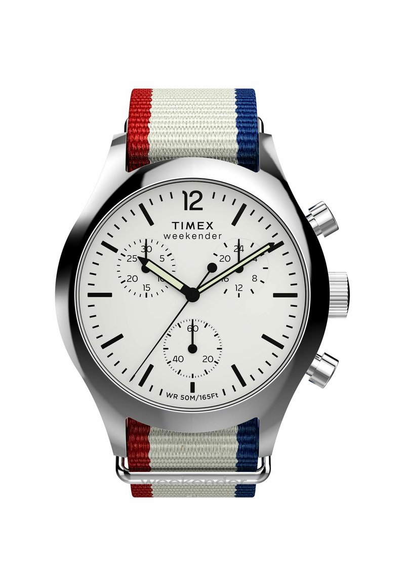 Timex Weekender horloge met een witte wijzerplaat, zilveren roestvrijstalen kast en een multi-kleurige (rood, wit, blauw) nylon band. Beschikt over chronograaf sub-dials.