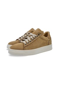 Sneaker in suede color sabbia con profilo basso, caratterizzati da suole in gomma bianca, lacci rotondi e dettagli di cucitura lungo le cuciture.