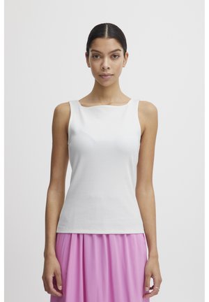 Weißes, ärmelloses Tanktop aus geripptem Stoff, mit einem quadratischen Ausschnitt und einer figurschmeichelnden Silhouette, kombiniert mit einem pinken Rock.
