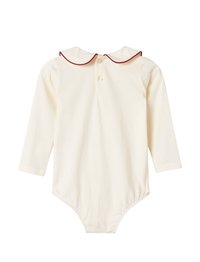 Cremiger Langarm-Body mit rundem Kragen und kontrastierenden roten Akzenten, Knopfverschluss hinten und enganliegendem Unterteil. Aus weichem Baumwollstoff.