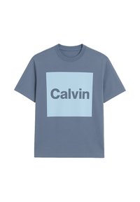 Camiseta de manga corta en algodón azul, con un gráfico rectangular en azul claro que contiene la palabra "Calvin" en letra negrita de color azul marino.